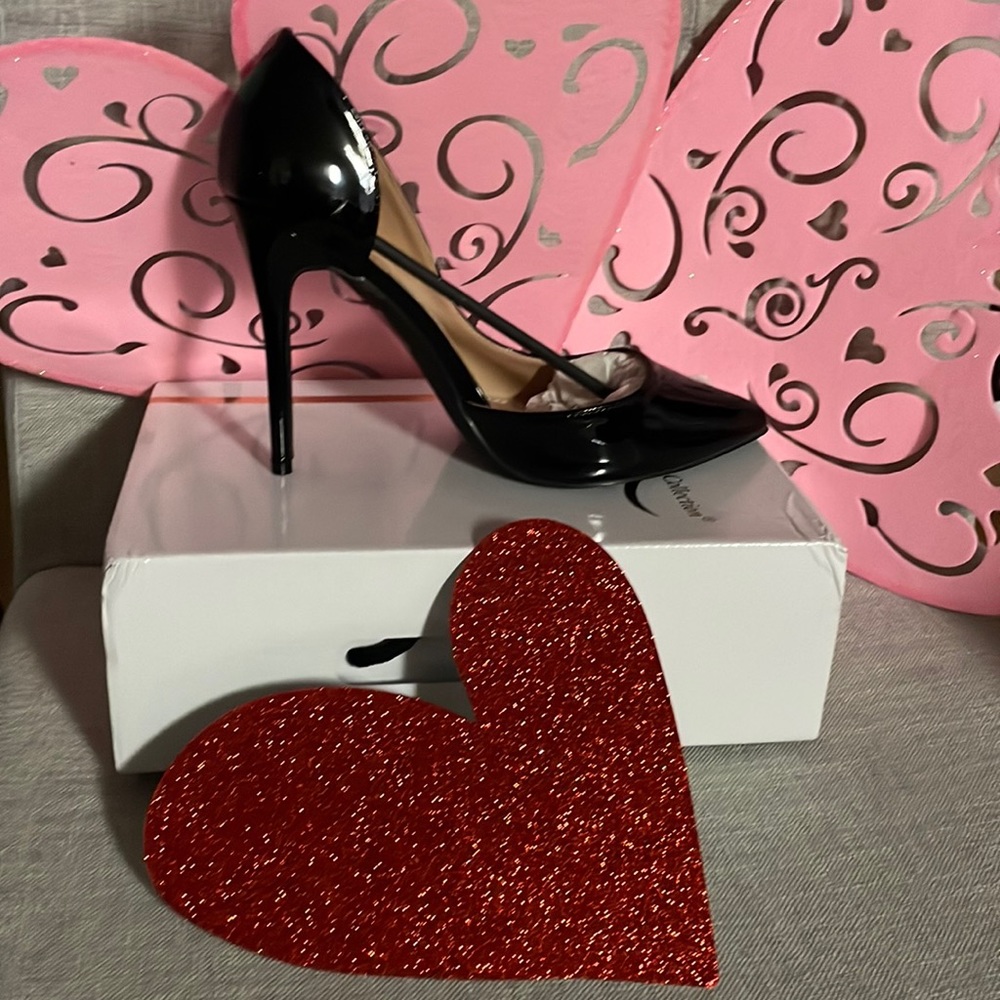 Black pumps